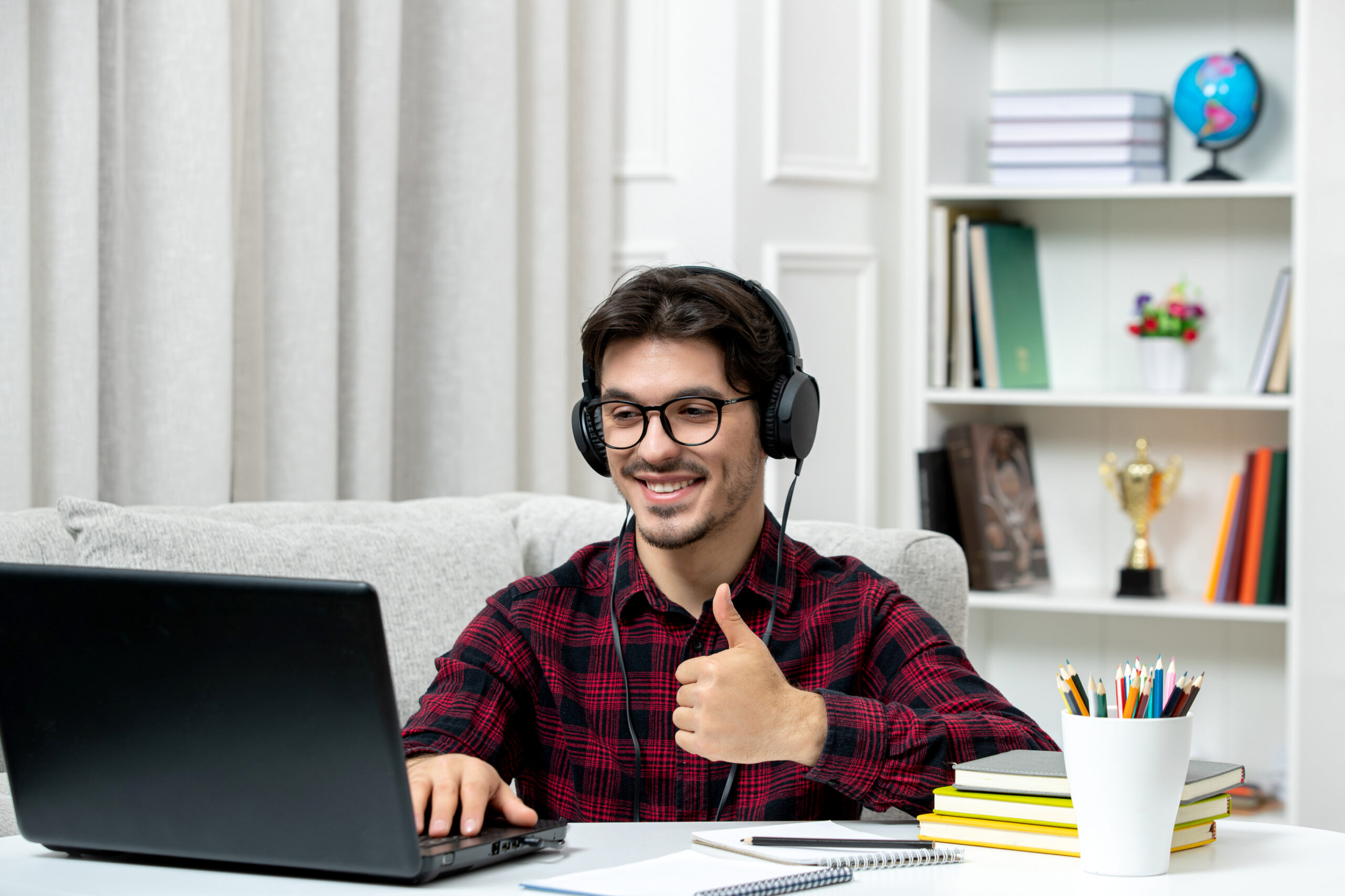 Professor dando aula de inglês online e profissional estudando pela internet