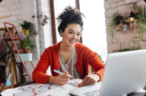 Profissional sorrindo estudando inglês com laptop